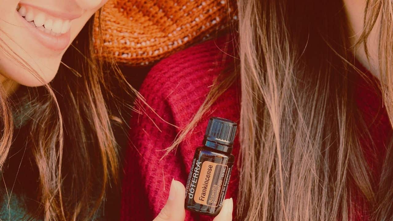 Frau entspannt ihr Nervenensystem mit Frankincense